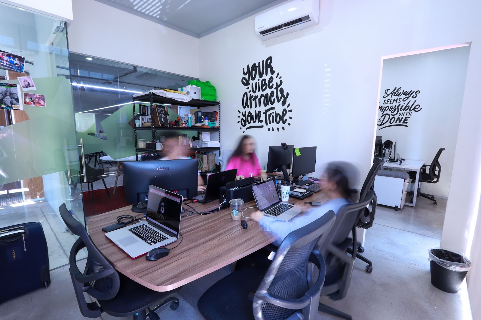 personas trabajando en un coworking en una oficina amueblda y privada
