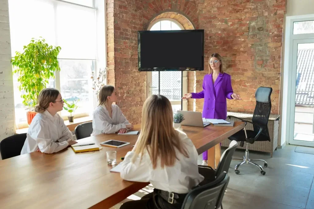 Reunión de mujeres trabajadoras en un coworking.