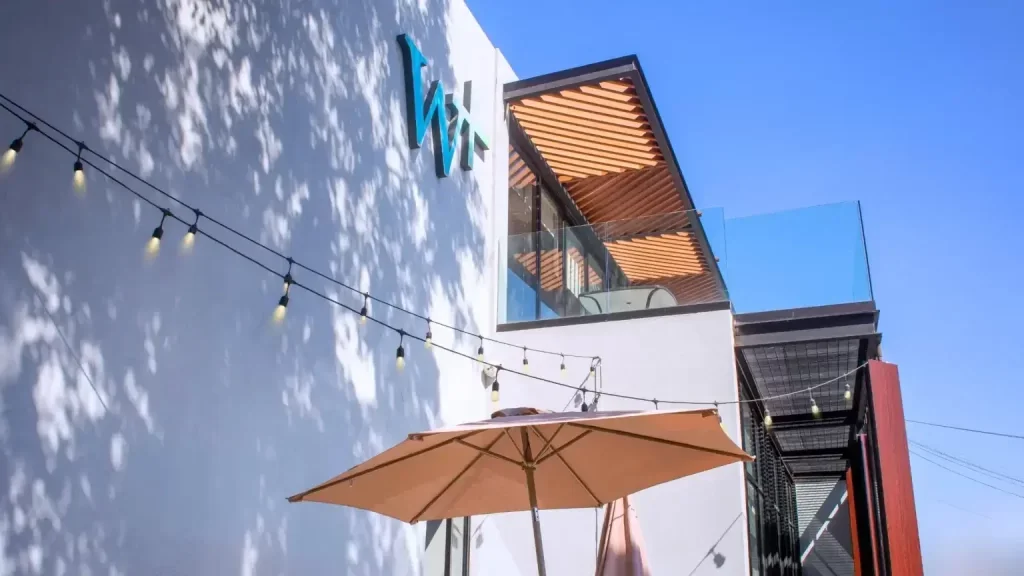 Exterior de oficinas de coworking Works+.