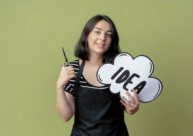Emprendedora sostiene una idea con unas tijeras