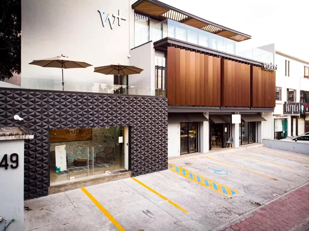 Exterior del coworking, Works+, ubicado en Querétaro.