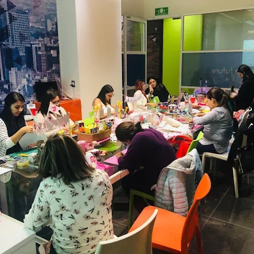Sala de juntas del coworking el 27, grupo de mujeres creativas reunidas.