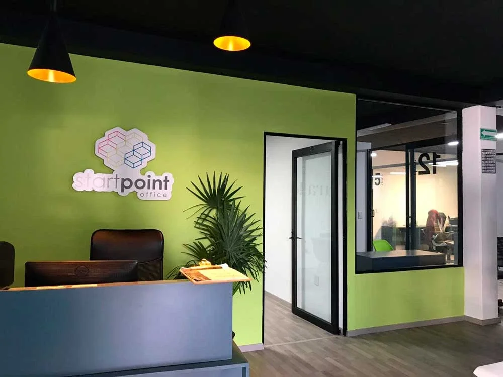 Recepción de una startpoint verde para capacitaciones y reuniones.
