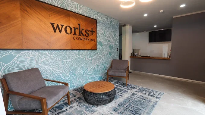 Entrada coworking Works+ en Querétaro