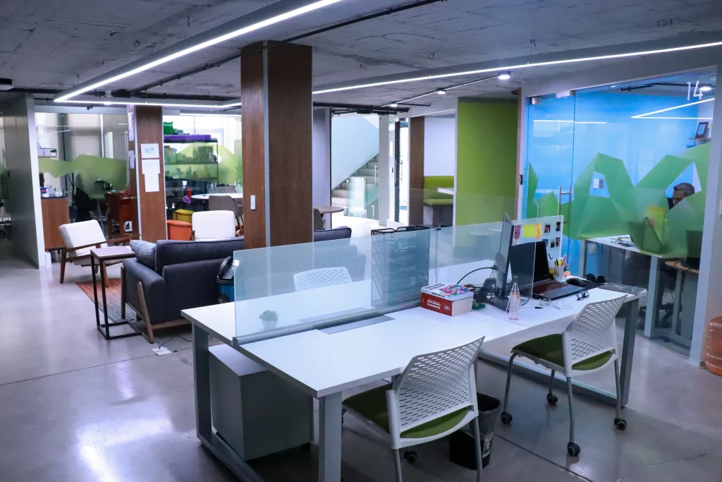 Coworking en Works+, Querétaro, así como área común.