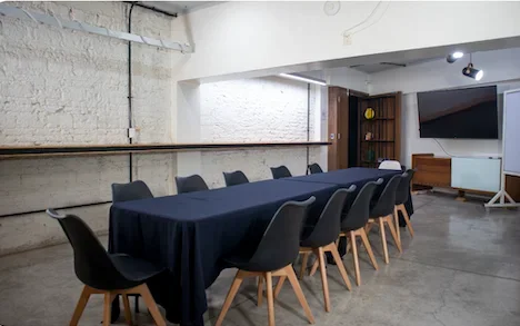 Sala de eventos "Búnker" en Works+, Querétaro.