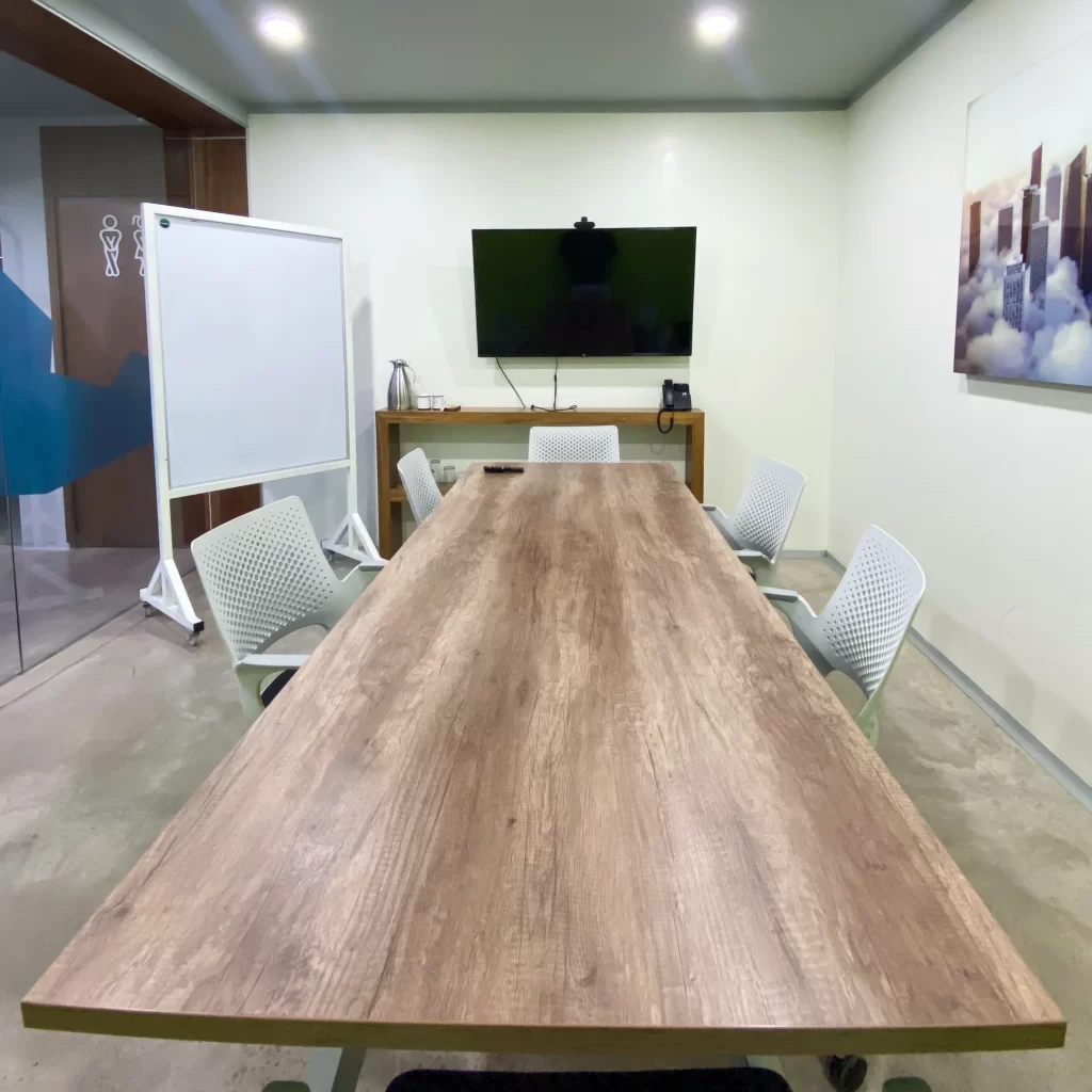 Sala de juntas en Works+, Querétaro.