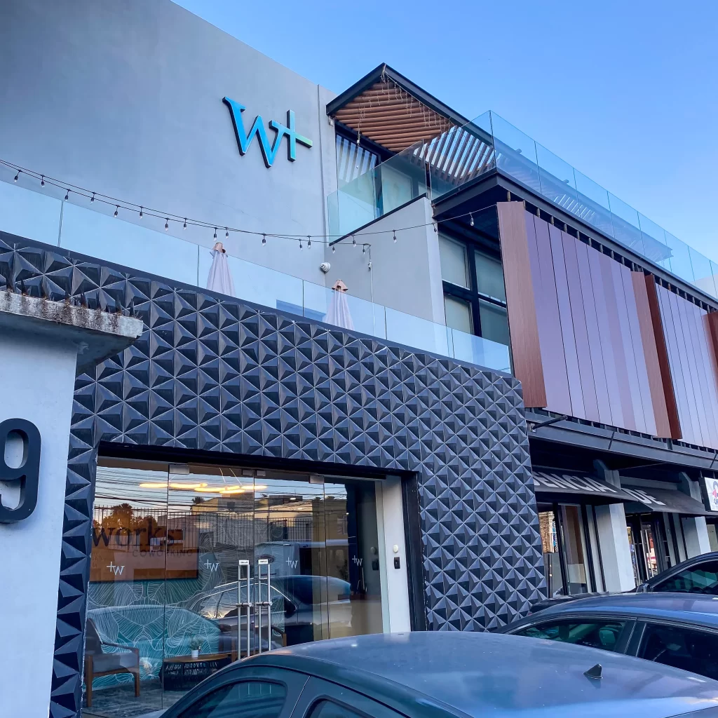 Exterior de Works+ en Querétaro, con vista de la terraza y recepción.