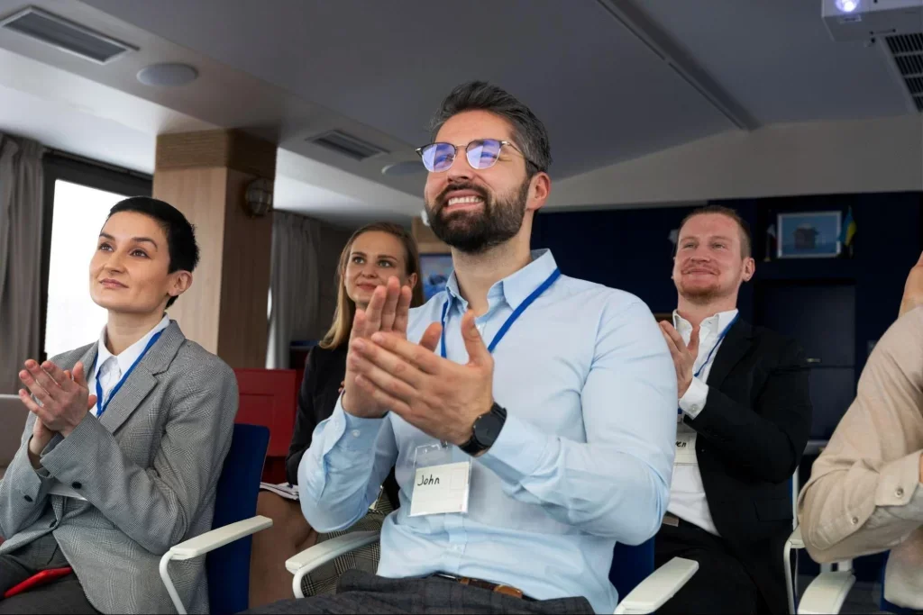 Freelancer en un evento de networking.
