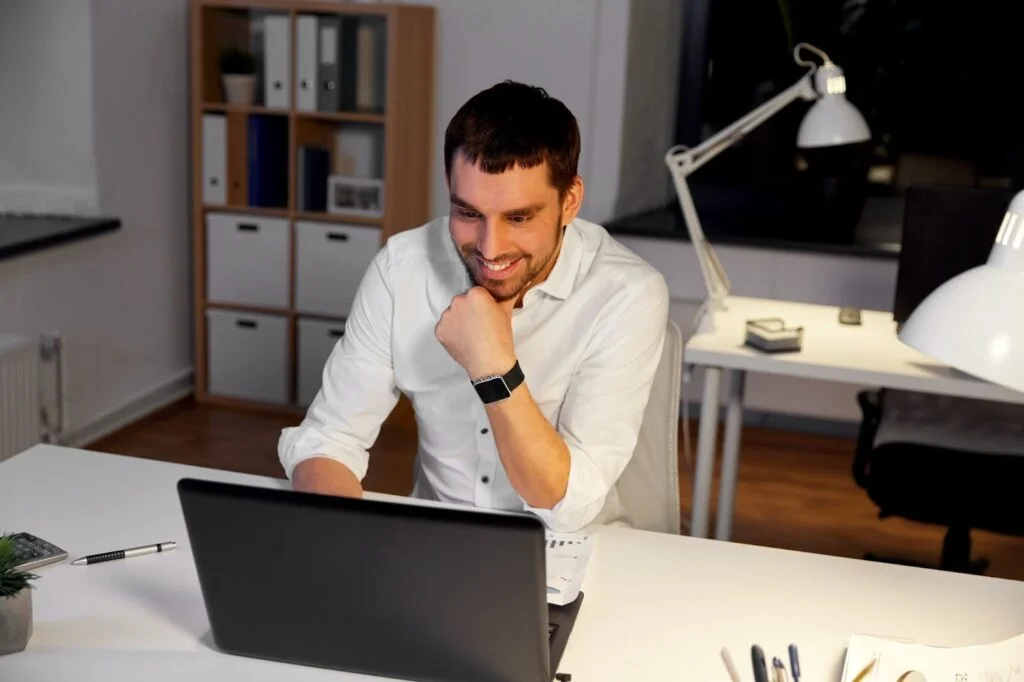 Hombre feliz trabajando en una oficina privada.