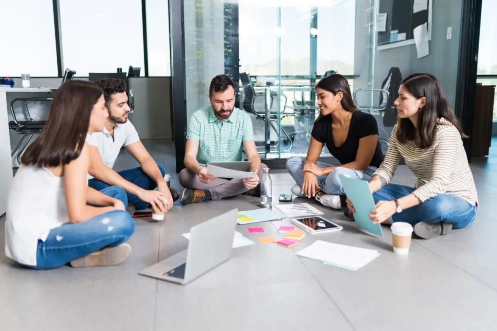 Grupo de personas trabajando en un coworking.