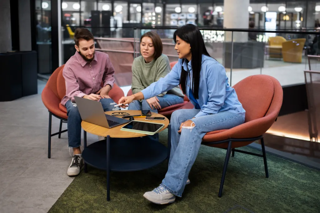 Tres personas trabajando en un domicilio comercial