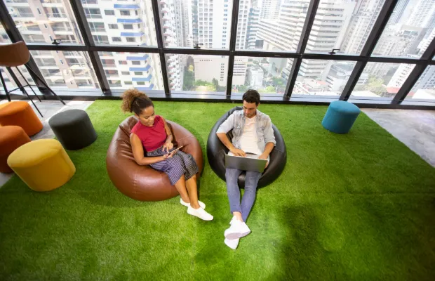 2 personas sentadas en un coworking trabajando