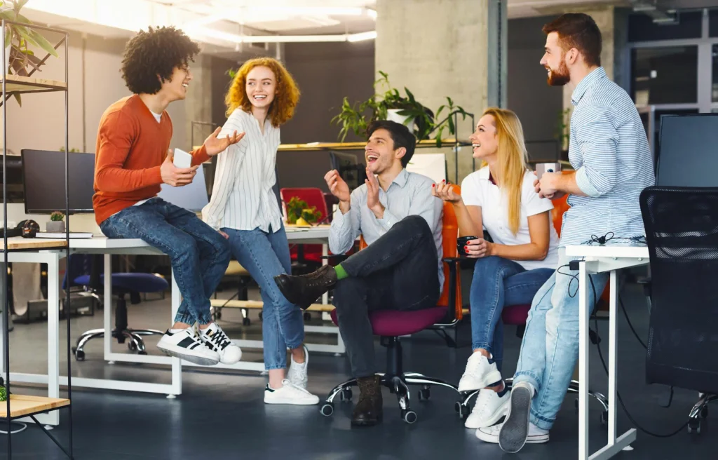 Compañeros de trabajo felices conviviendo en un coworking