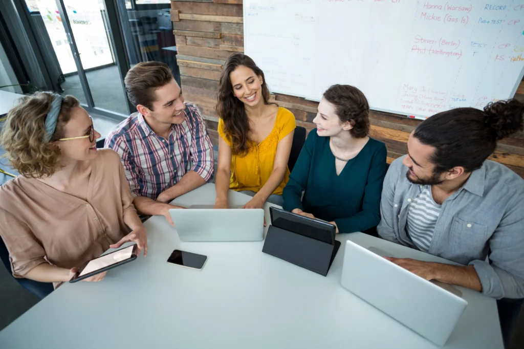 Equipo de trabajo en una reunión en un coworking