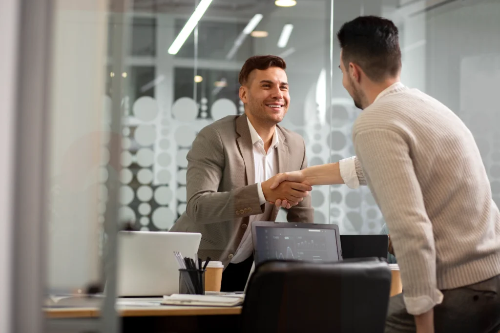 Personas estrechándose la mano en un coworking en Querétaro
