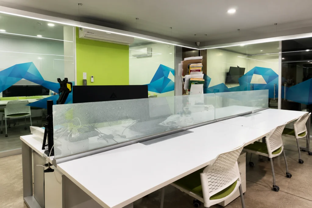 Escritorios fijos- 5 razones para elegirlos en un espacio de coworking